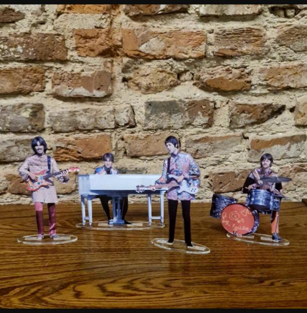 The Beatles figures cristal clear acrylic color Magical Mystery Tour, so real!