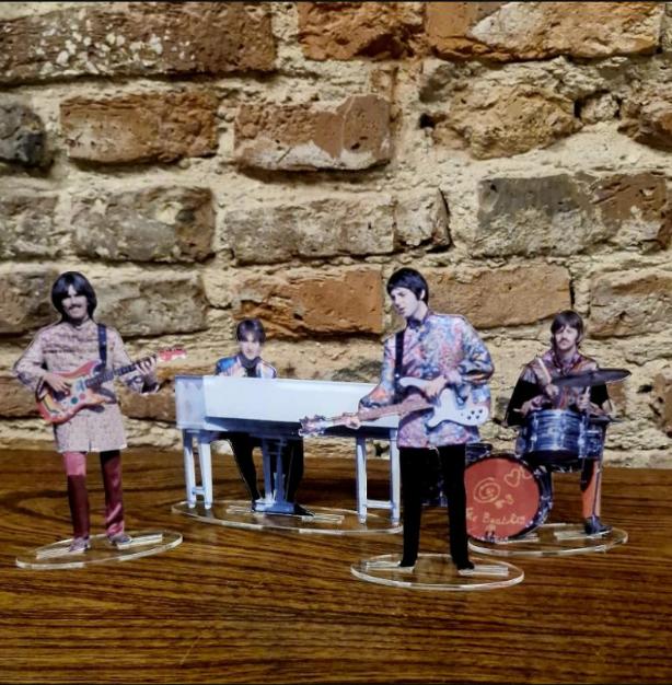 The Beatles figures cristal clear acrylic color Magical Mystery Tour, so real!
