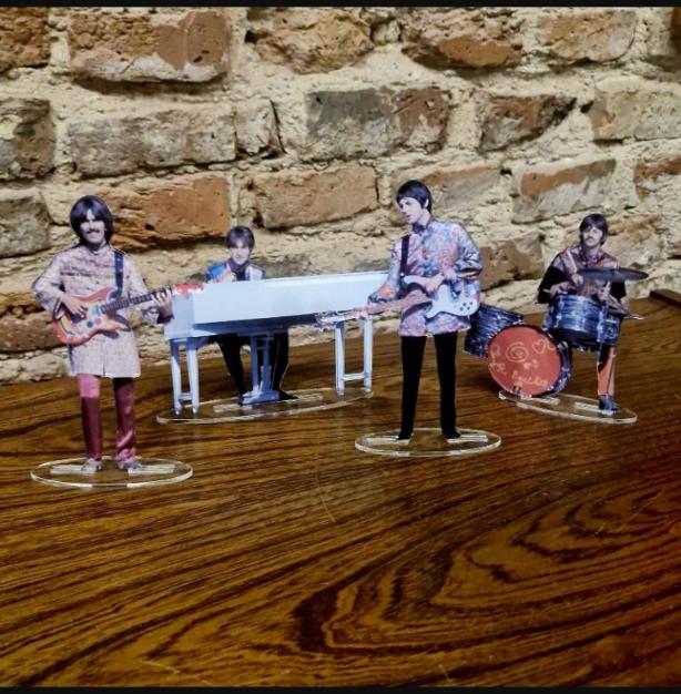 The Beatles figures cristal clear acrylic color Magical Mystery Tour, so real!