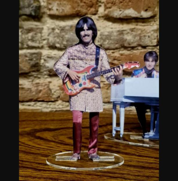 The Beatles figures cristal clear acrylic color Magical Mystery Tour, so real!