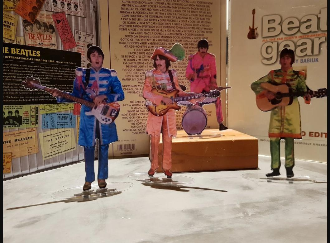 The Beatles Sgt.Peppers figures cristal clear acrylic They look incredibly real!